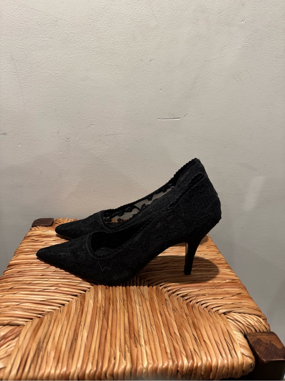 Ann Marino Black Lace Pointed-Toe Pumps size 9